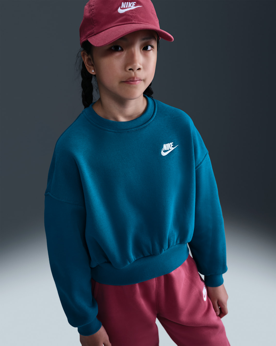 Sudadera de cuello redondo Dri-FIT de corte cuadrado para niña Nike Sportswear Club Fleece - Verde abismo/Blanco