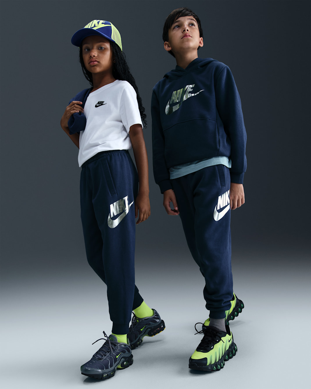 Nike Sportswear Club Fleece Older Kids' Joggers - Midnight Navy/Metallic Silver