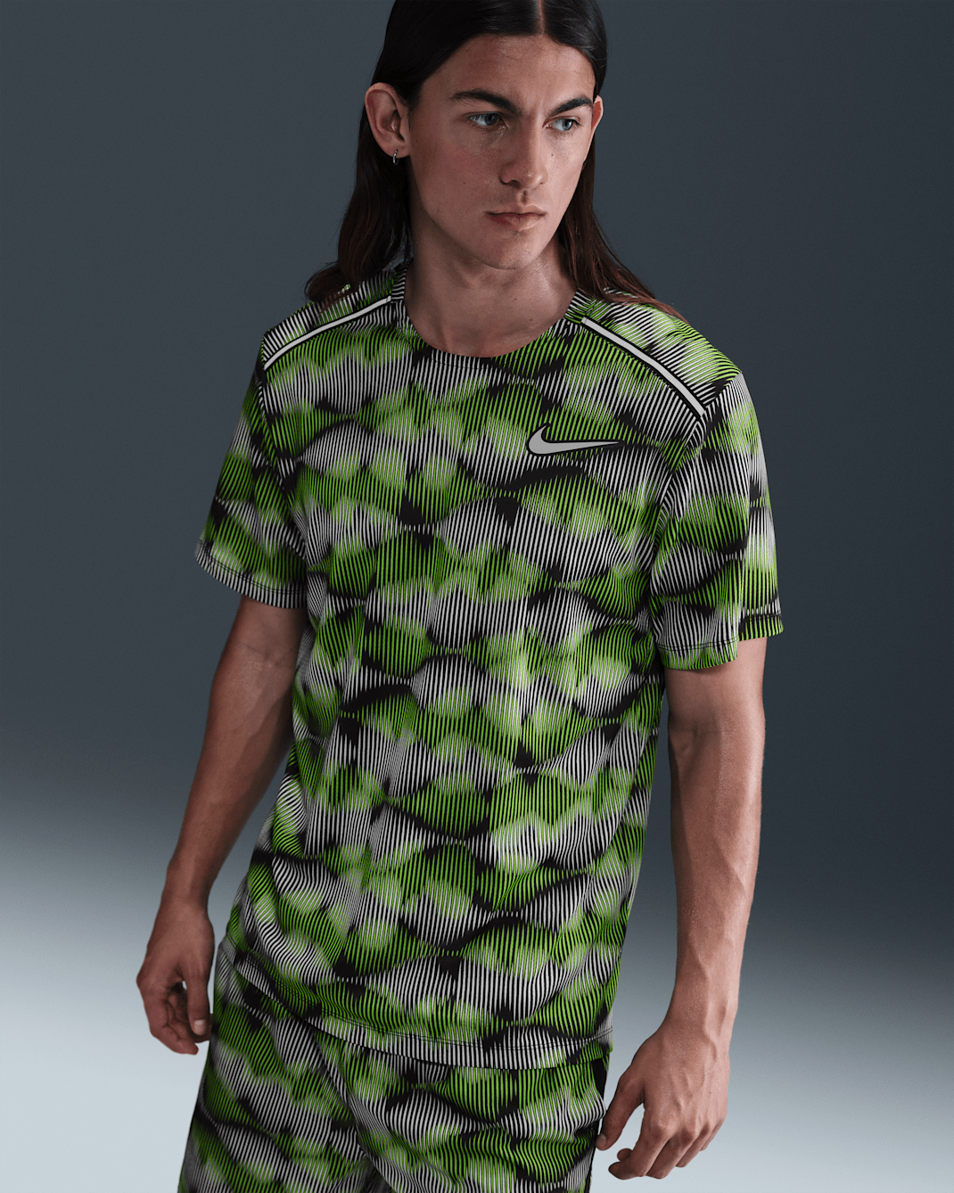 Nike Miler Kurzarm-Laufoberteil für Herren - Schwarz/Green Strike/Weiß/Metallic Silver