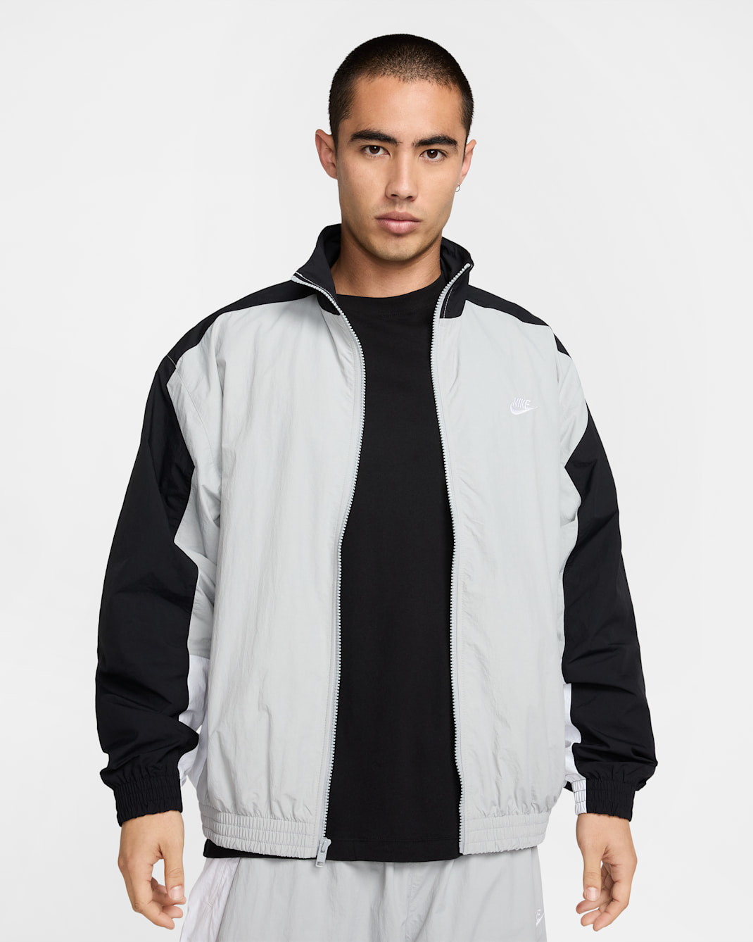 ナイキ クラブ メンズ オーバーサイズド ウーブン トラックジャケット - ライトスモークグレー/ブラック/ホワイト/ホワイト