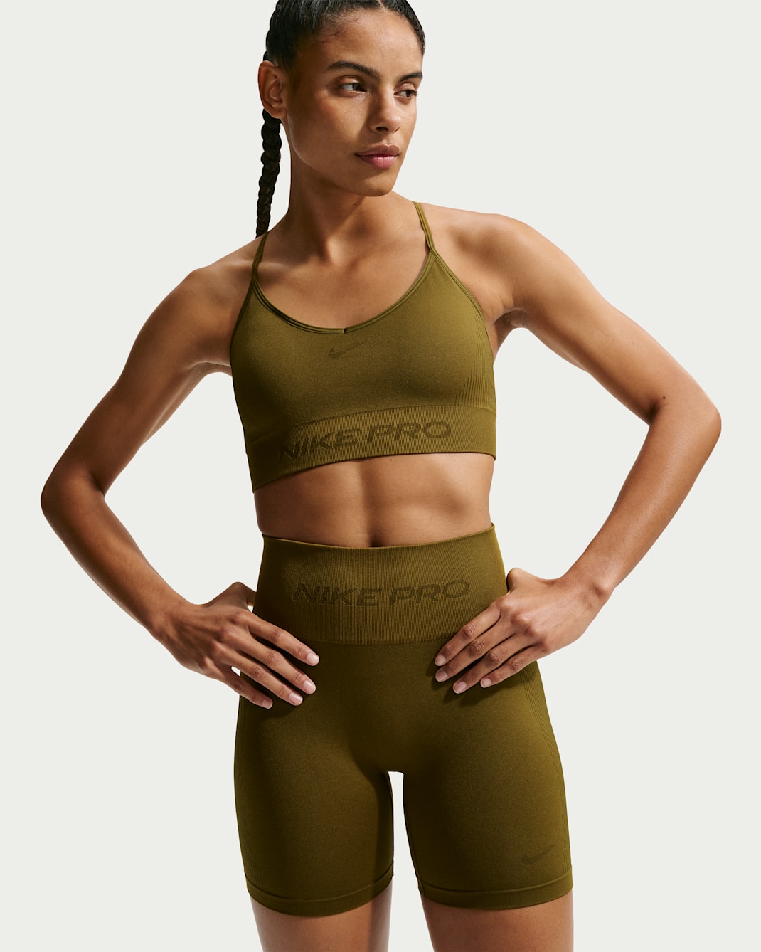 Vadderad sport-bh Nike Pro Seamless med lätt stöd för kvinnor - Olive Flak