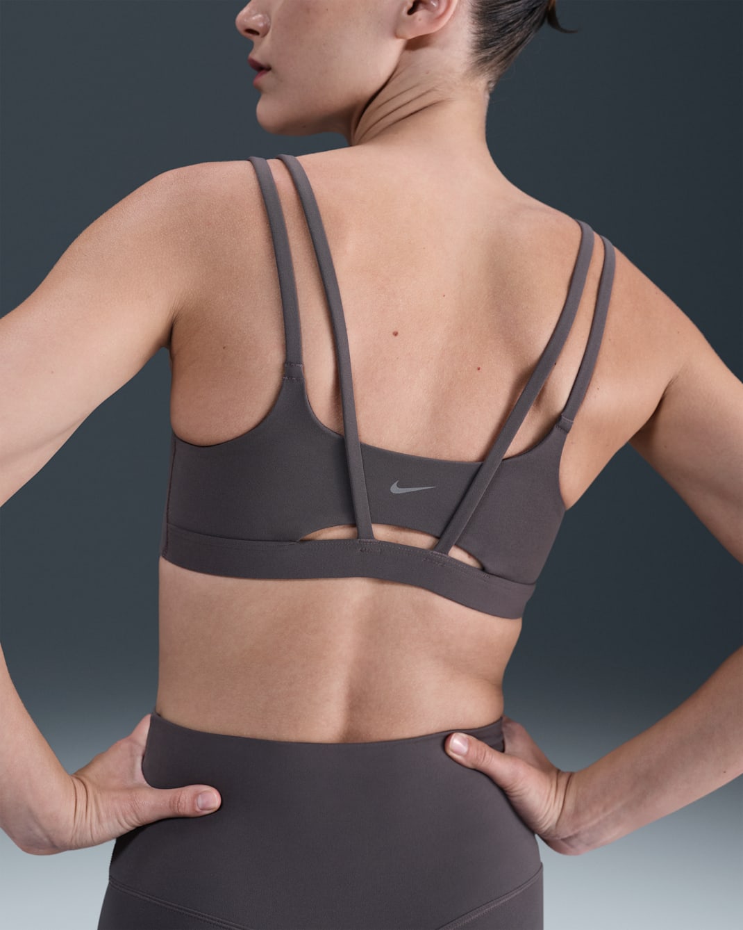 Nike Zenvy Strappy Bra deportivo de baja sujeción con almohadillas para mujer - Gris trueno/Blanco