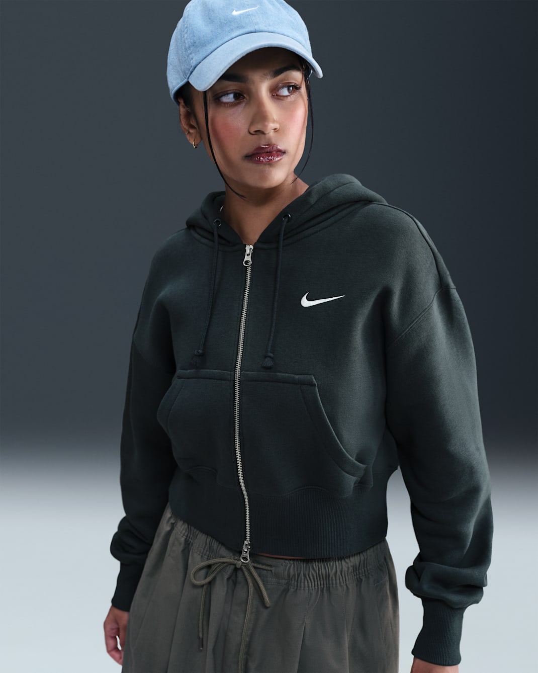 Nike Sportswear Phoenix Fleece Kapuzenjacke mit verkürztem Schnitt und weiter Passform (Damen) - Seaweed/Sail