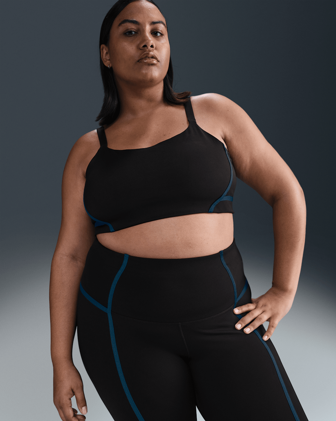Bra deportivo de baja sujeción con forro delgado para mujer (talla grande) Nike One Convertible - Negro/Negro/Azul marino militar/Negro