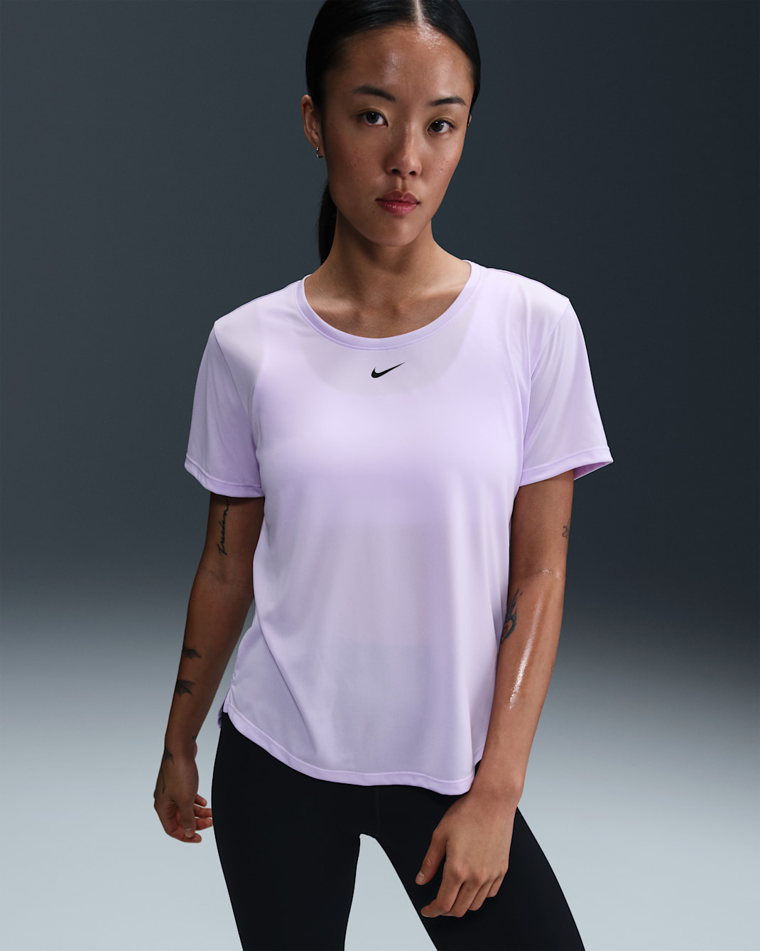 ナイキ Dri-FIT ワン ウィメンズ スタンダードフィット ショートスリーブ トップ - ライラックブルーム/ブラック