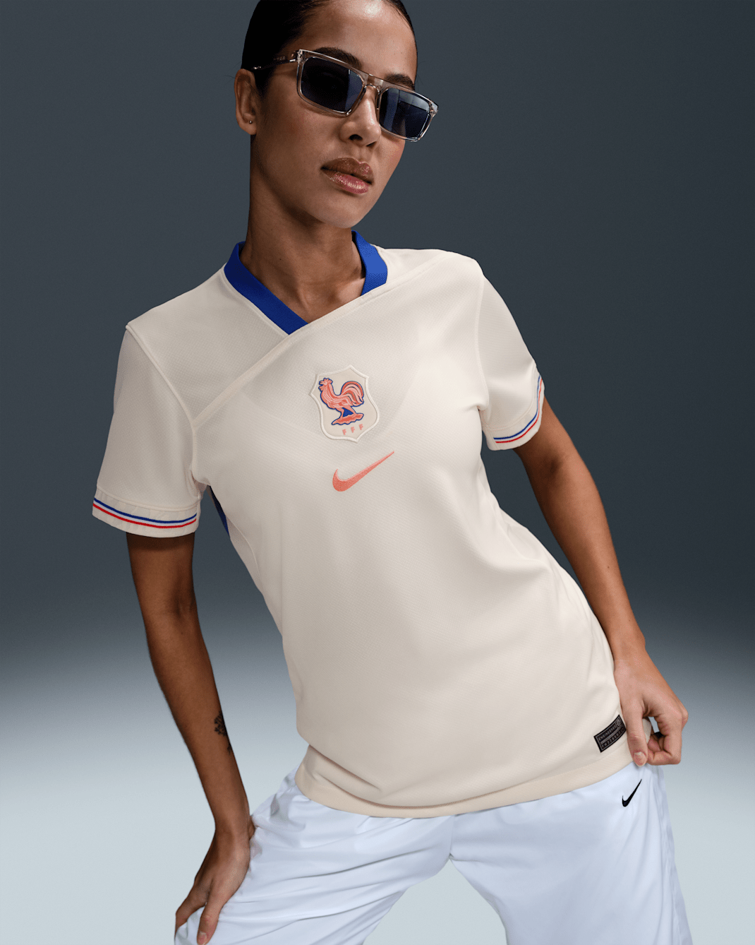 FFF 2025 Stadyum Deplasman (Kadın Takımı) Nike Dri-FIT Kadın Futbol Taraftar Forması - Pale Ivory/Bright Blue/Light Madder Root