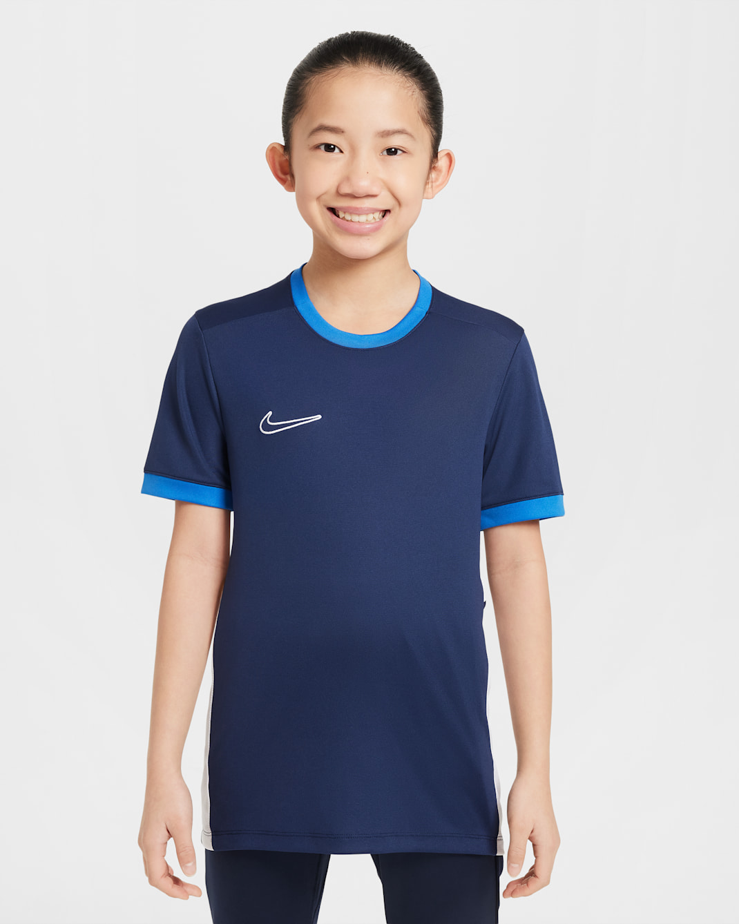 Playera de fútbol de manga corta Dri-FIT para niños talla grande Nike Academy - Azul marino medianoche/Azul royal/Blanco/Blanco