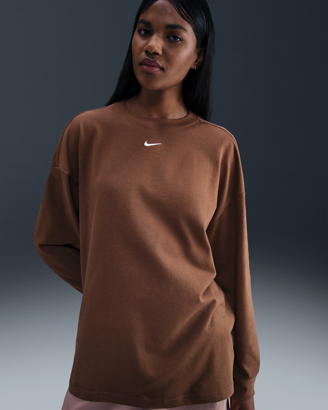 Playera de manga larga oversized para mujer Nike Sportswear Essential - Marrón fauna