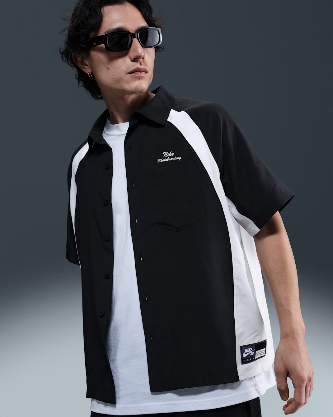 Playera tipo bowling de manga corta de tejido Woven Dri-FIT Nike SB - Negro/Blanco/Blanco