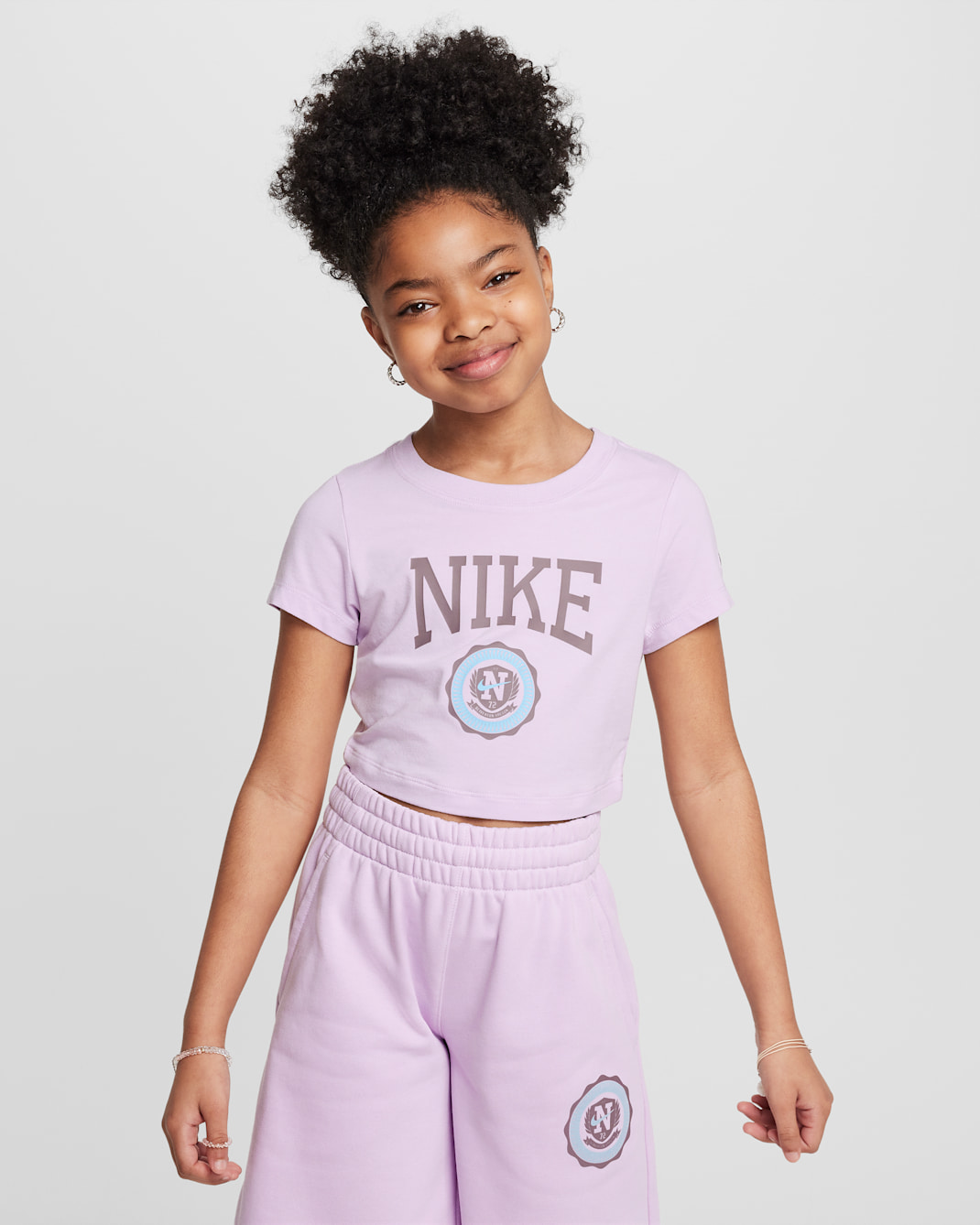 T-shirt o skróconym kroju dla dużych dzieci (dziewcząt) Nike Sportswear - Doll