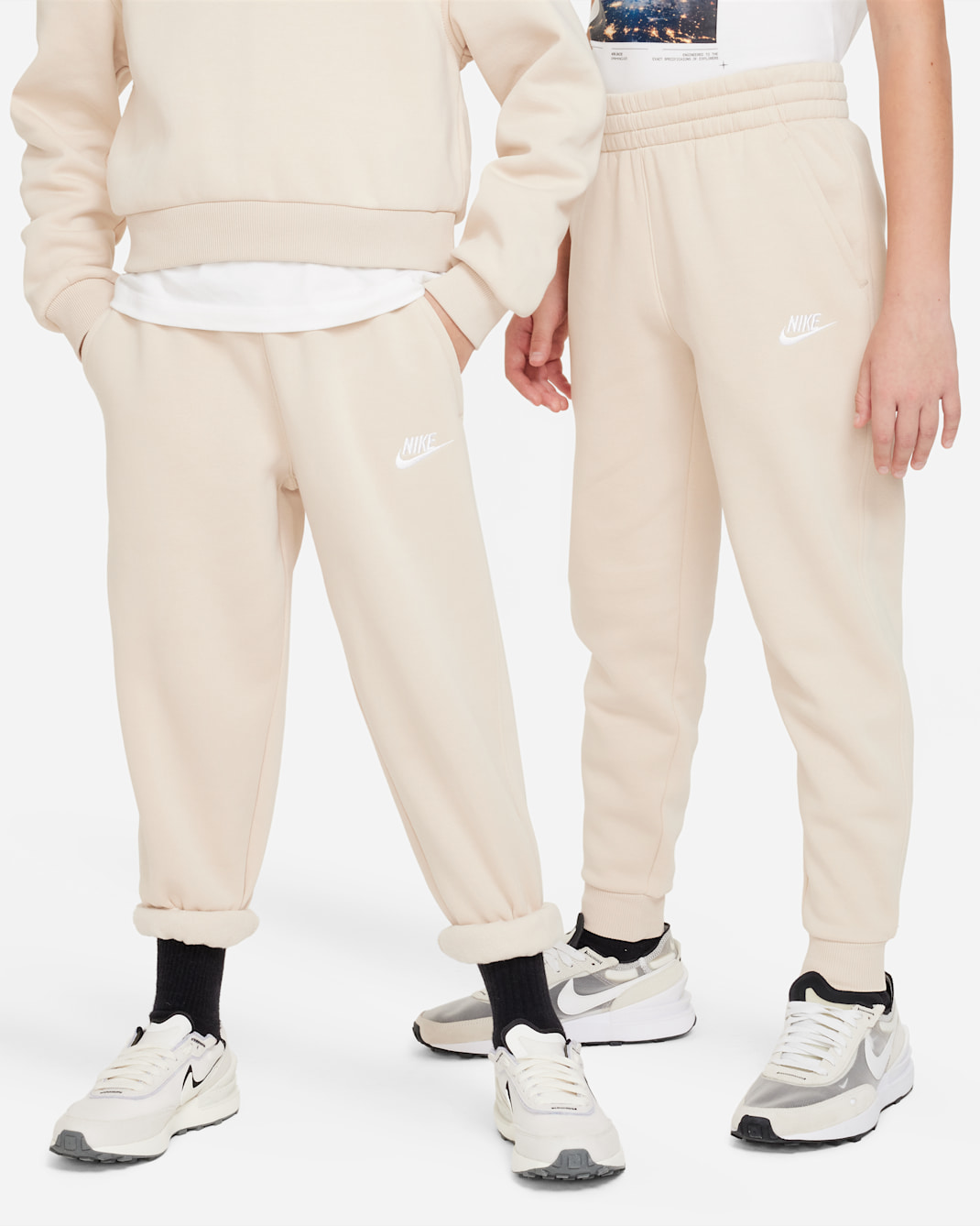 Joggers Nike Sportswear Club Fleece para niños talla grande - Duna/Blanco