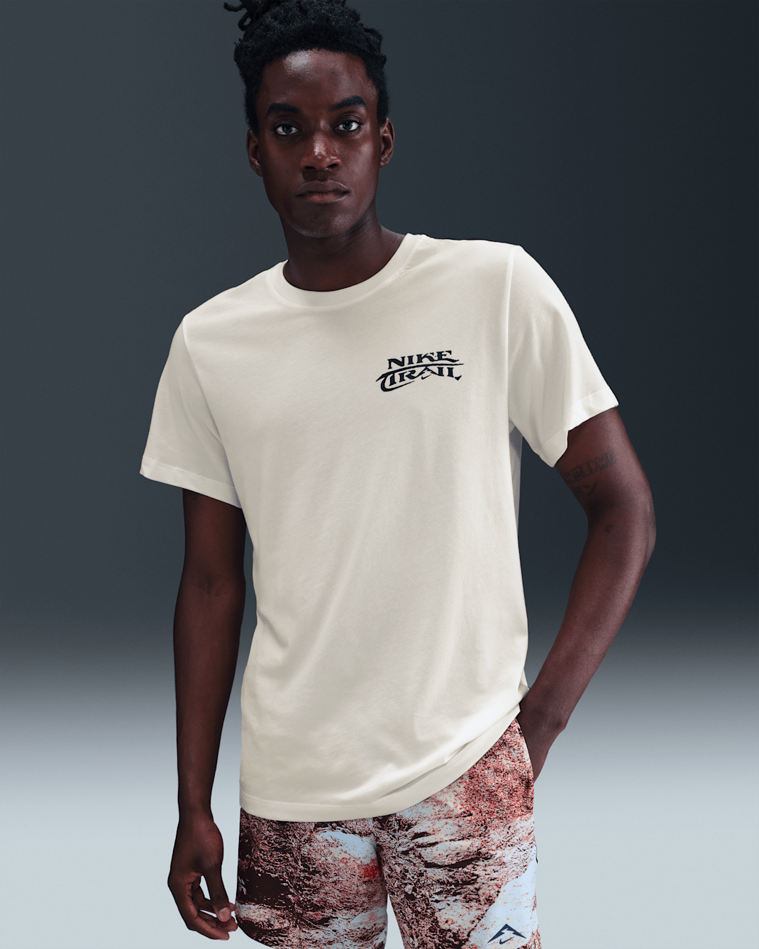 Playera de correr Dri-FIT para hombre Nike Trail - Vela/Negro