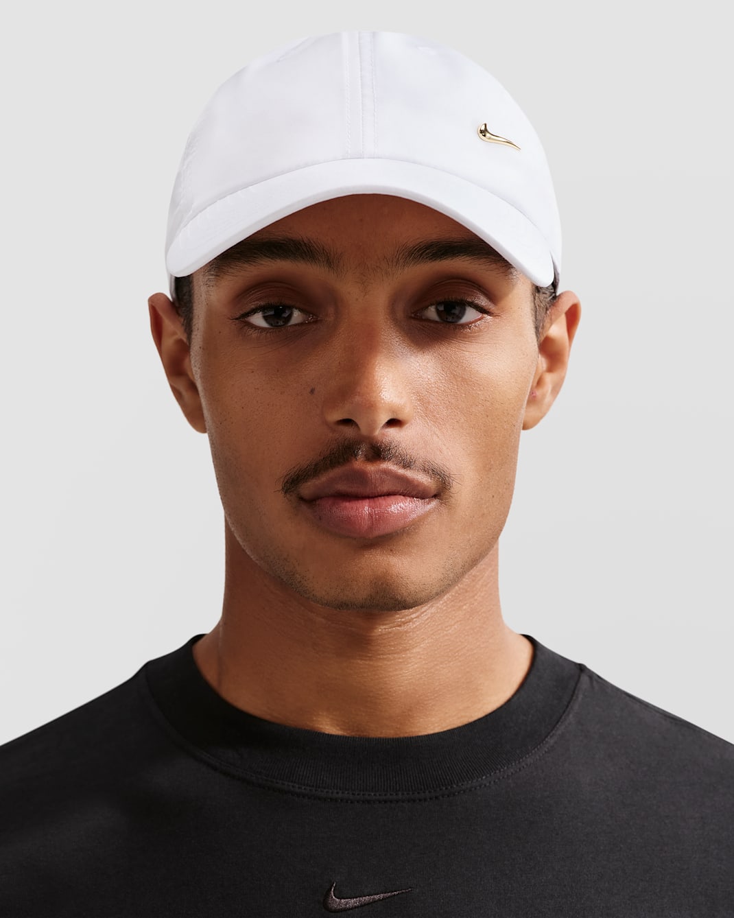 Gorra Swoosh metálica sin estructura Nike Dri-FIT Club - Blanco/Oro metalizado
