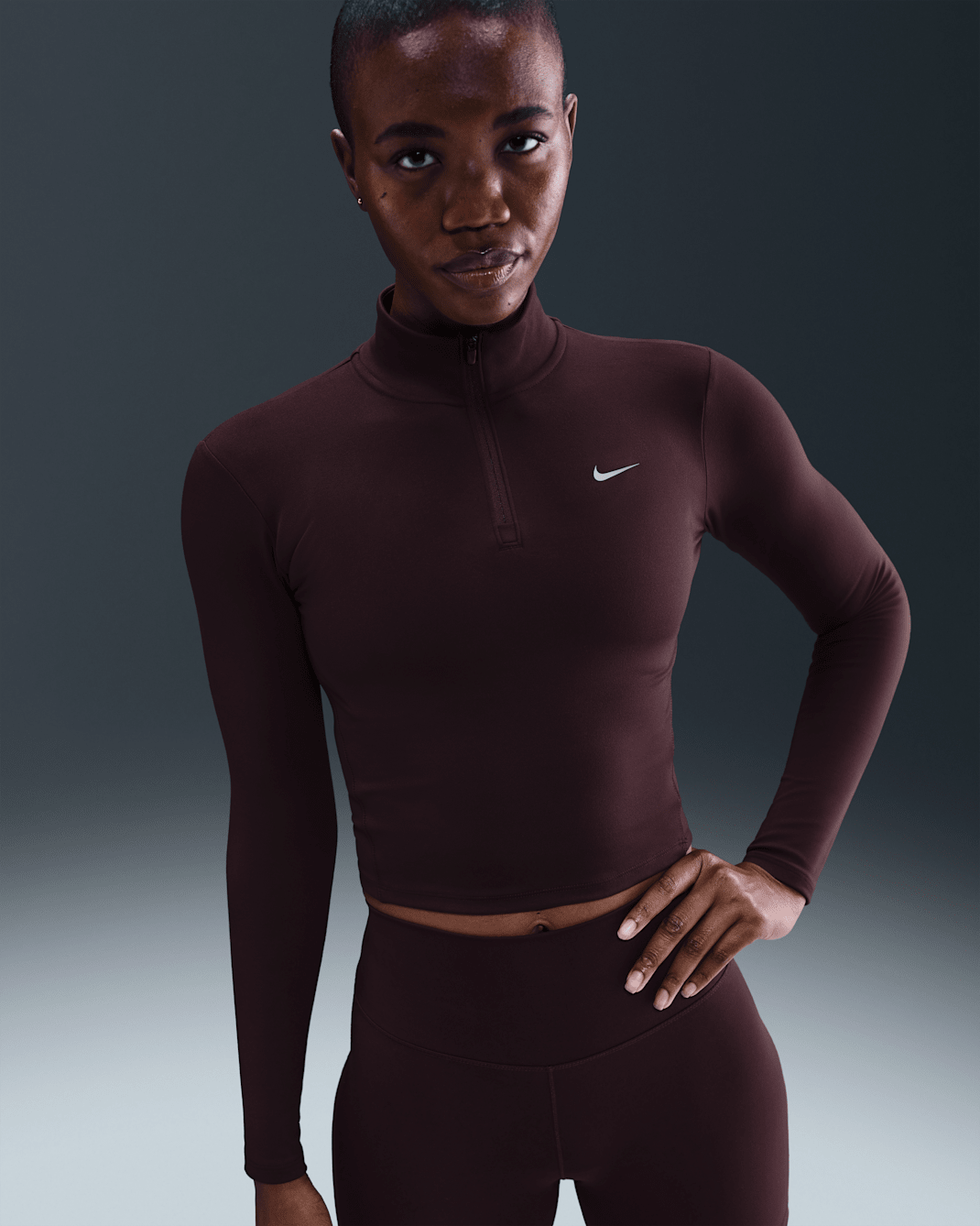Nike One Fitted Dri-FIT-mellemlag med 1/4-lynlås til kvinder - Burgundy Crush/hvid