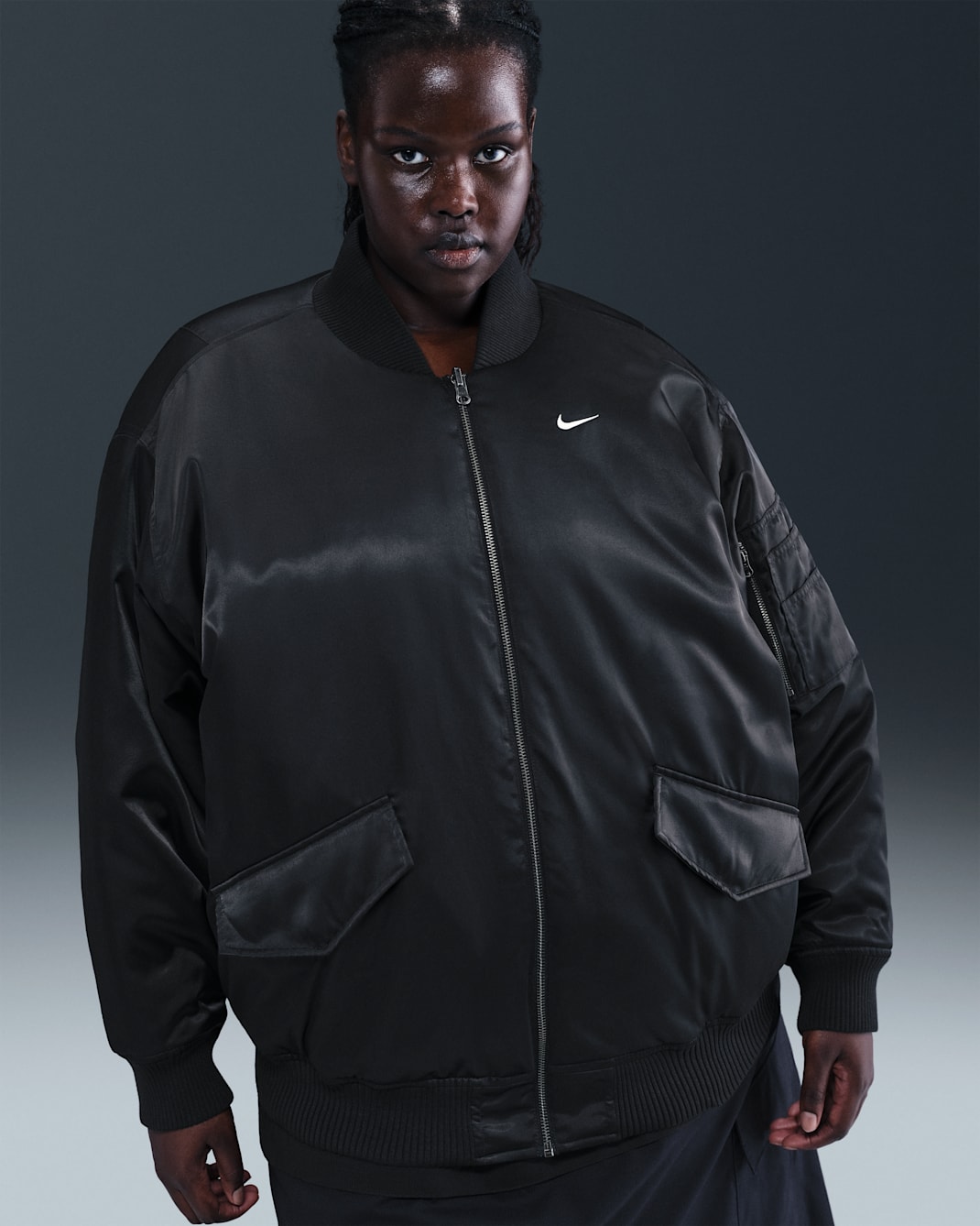 Chamarra bomber Therma-FIT reversible para mujer (talla grande) Nike Sportswear - Negro/Ceniza medio/Vela/Vela