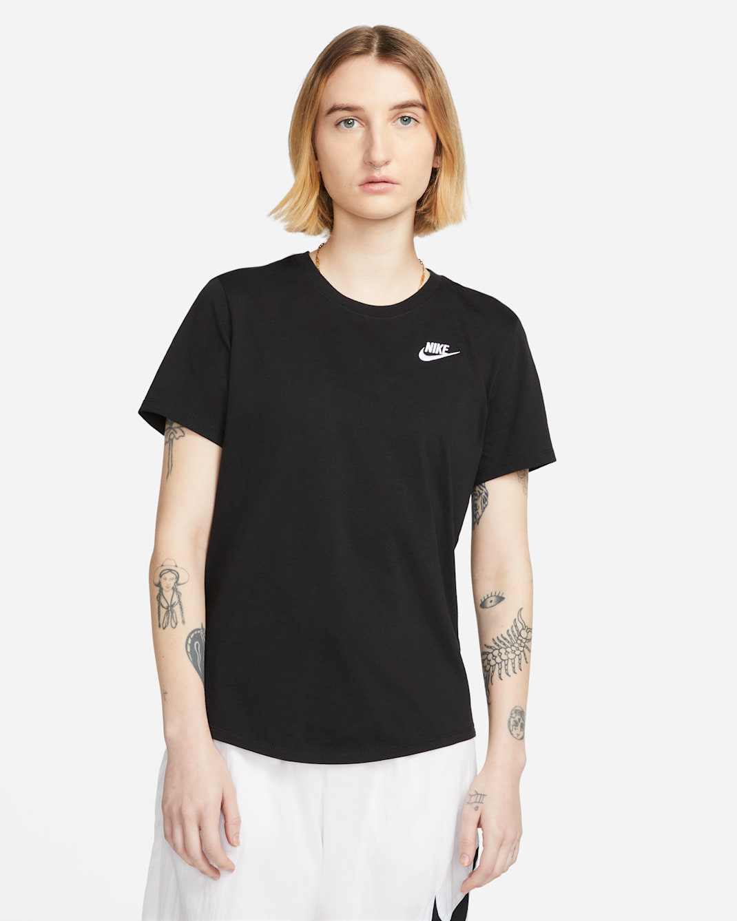 Nike Sportswear Club Essentials Damen-T-Shirt - Schwarz/Weiß