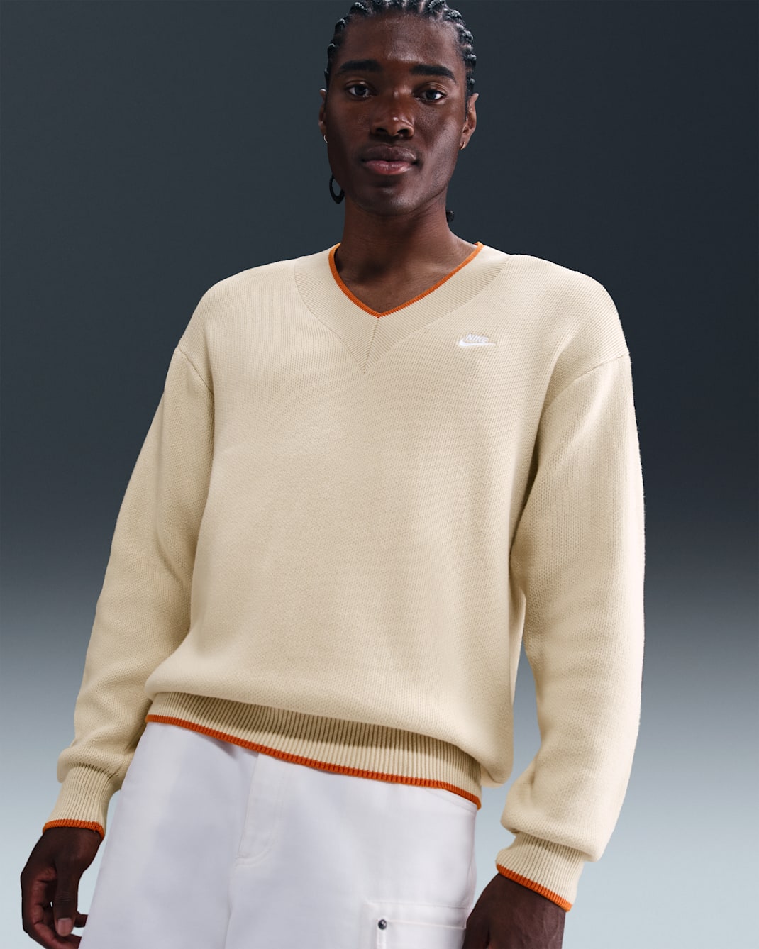 Suéter con cuello en V para hombre Nike Sportswear Club - Caqui claro/Naranja fogata/Blanco