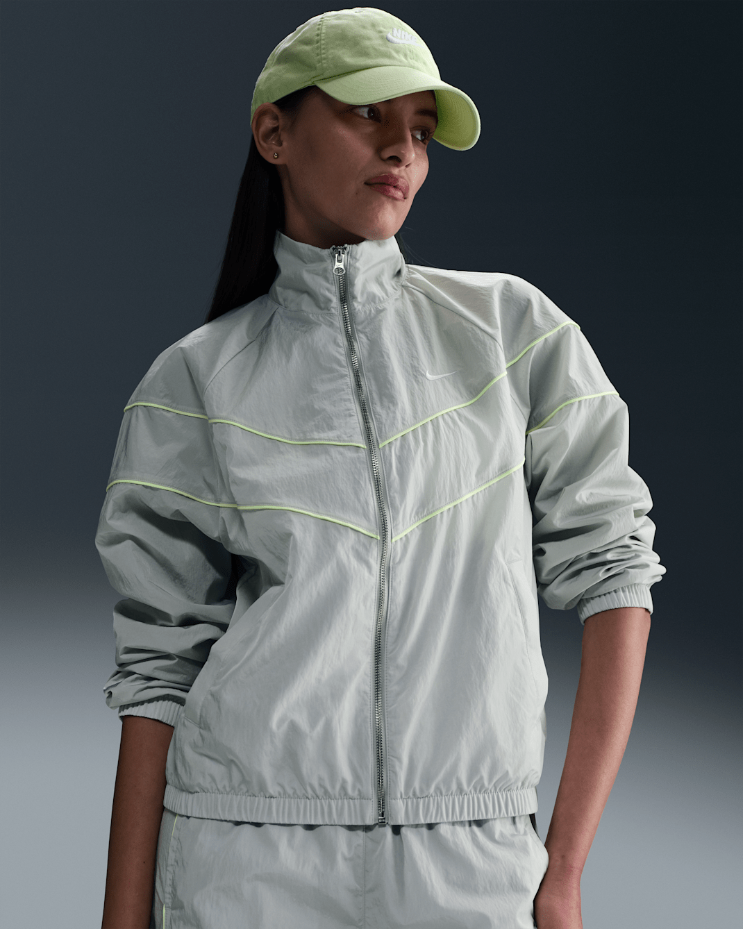 Veste à zip tissée ample UV Nike Windrunner pour femme - Light Silver/Barely Volt/Blanc