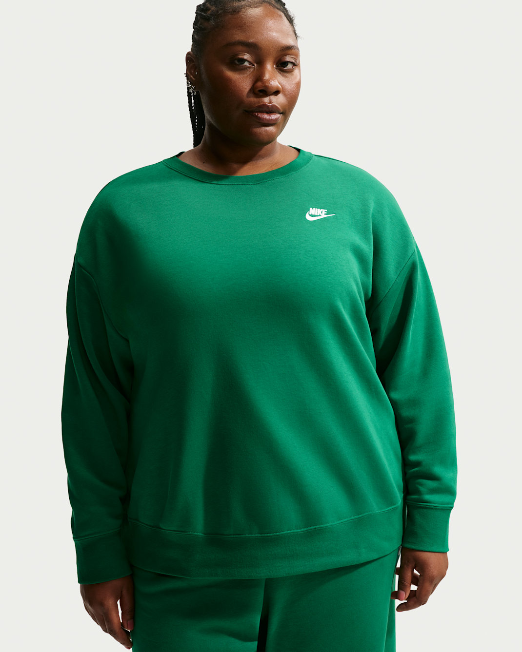 Sudadera de cuello redondo holgada para mujer (talla grande) Nike Sportswear Club Fleece - Malaquita/Blanco