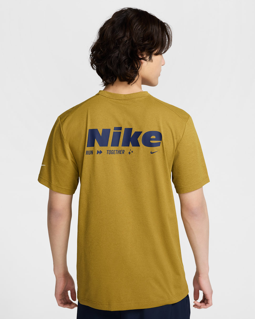 ナイキ ハイバース メンズ Dri-FIT UV ショートスリーブ トップ - デザートモス/ファー