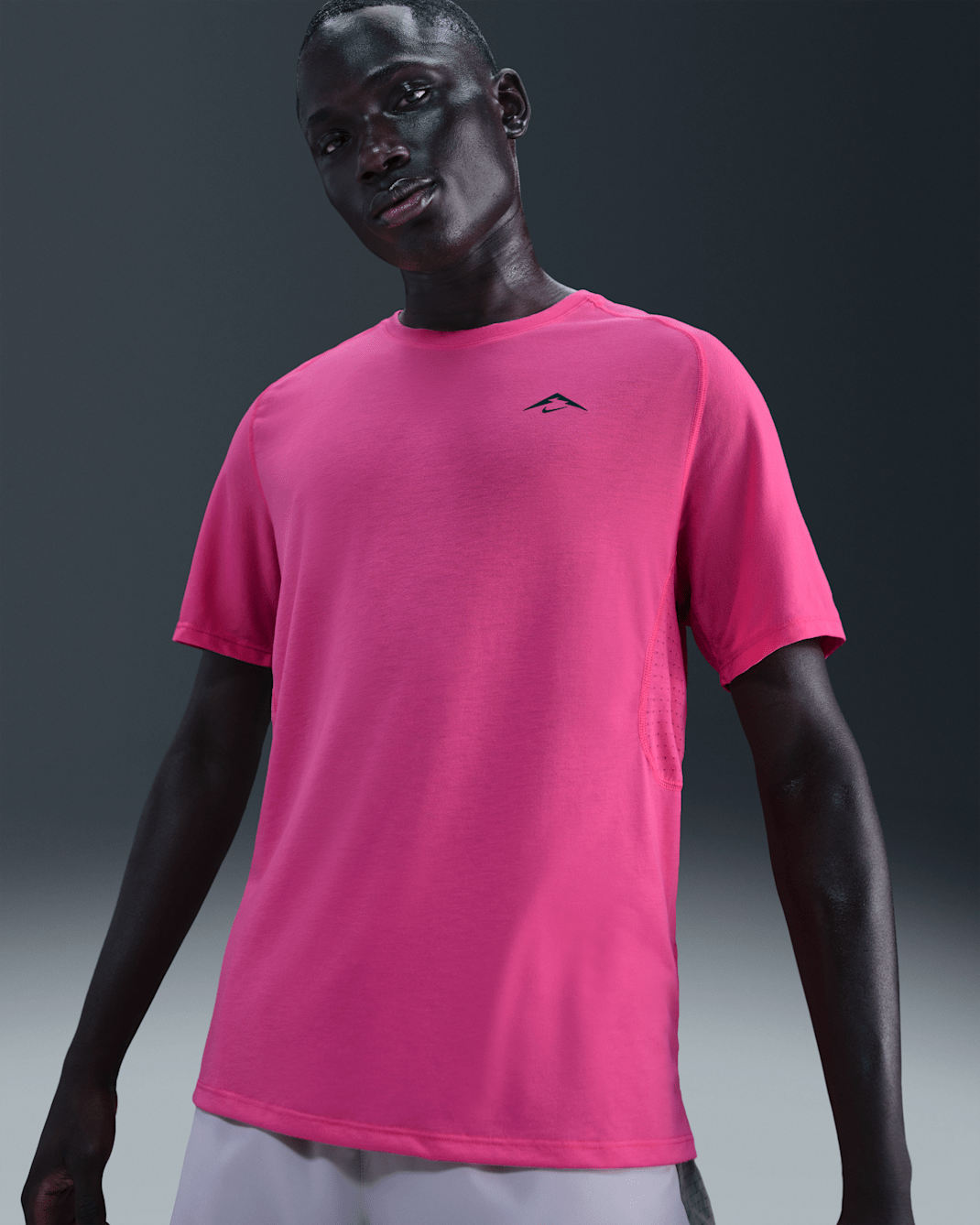 Playera de correr de manga corta Dri-FIT ADV para hombre Nike Solar Chase - Rosa paleta/Negro