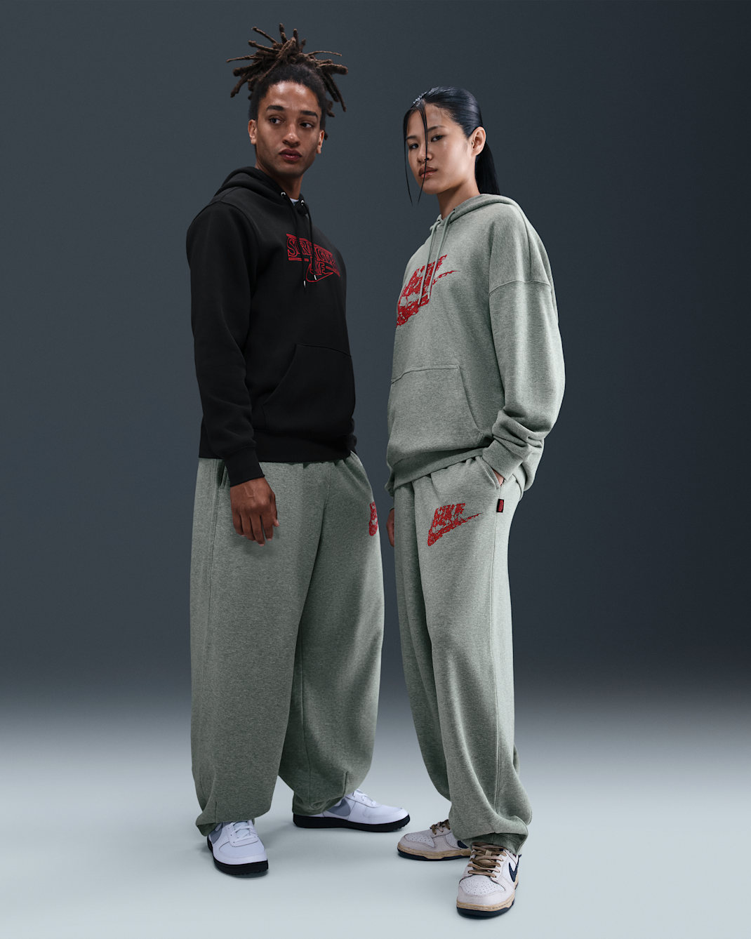 ナイキ x ストレンジャー シングス メンズ オーバーサイズド パンツ - ダークグレーヘザー/ライトスモークグレー