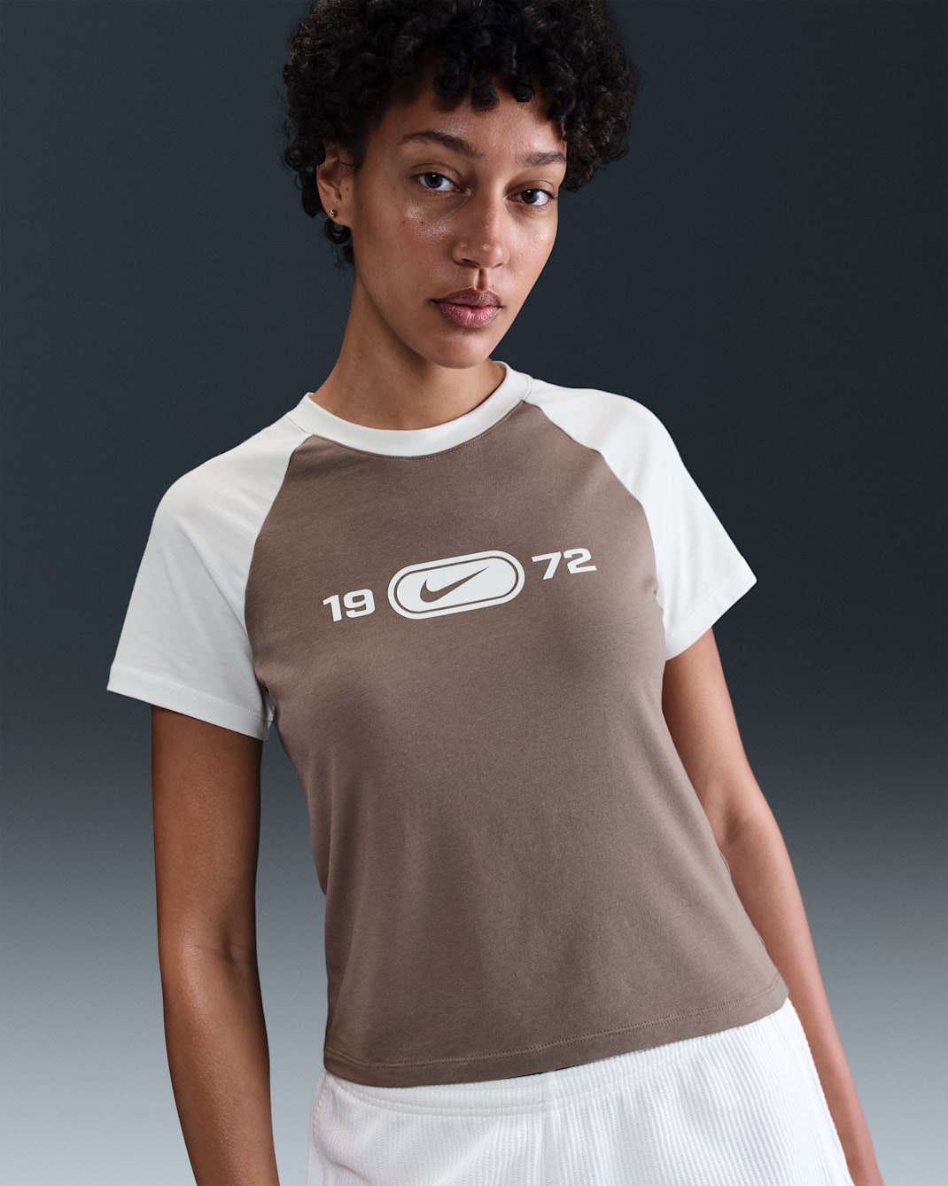 Playera con gráfico slim para mujer Nike Sportswear Chill Knit - Vela/Marrón visón