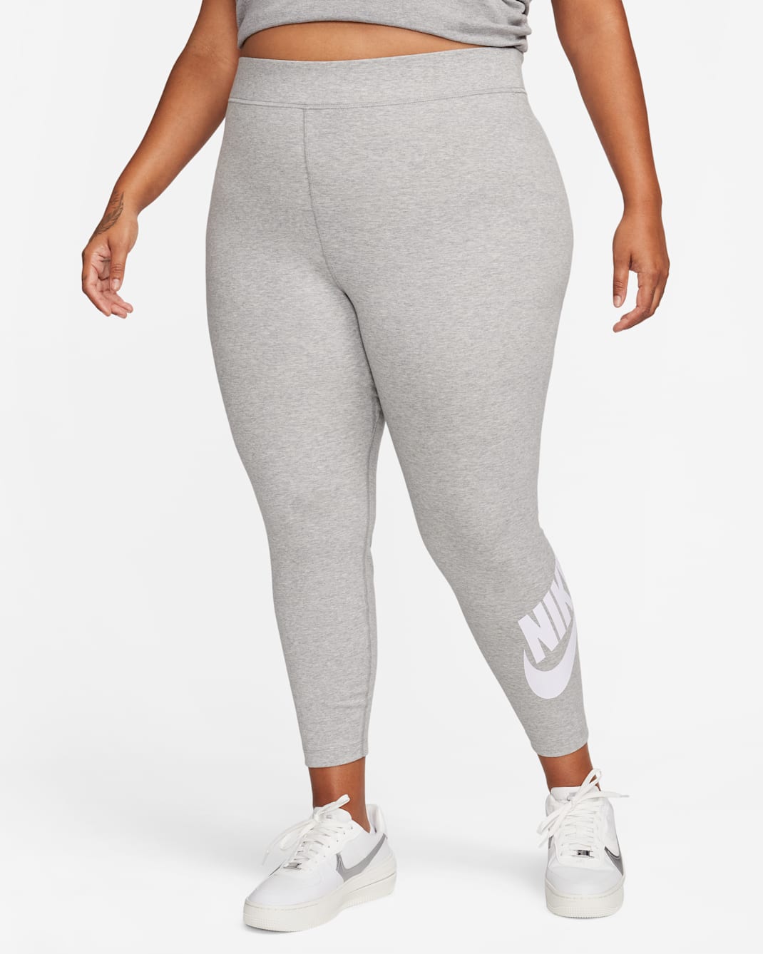 Leggings con gráfico de tiro alto para mujer (talla grande) Nike Sportswear Classics - Gris oscuro jaspeado/Blanco