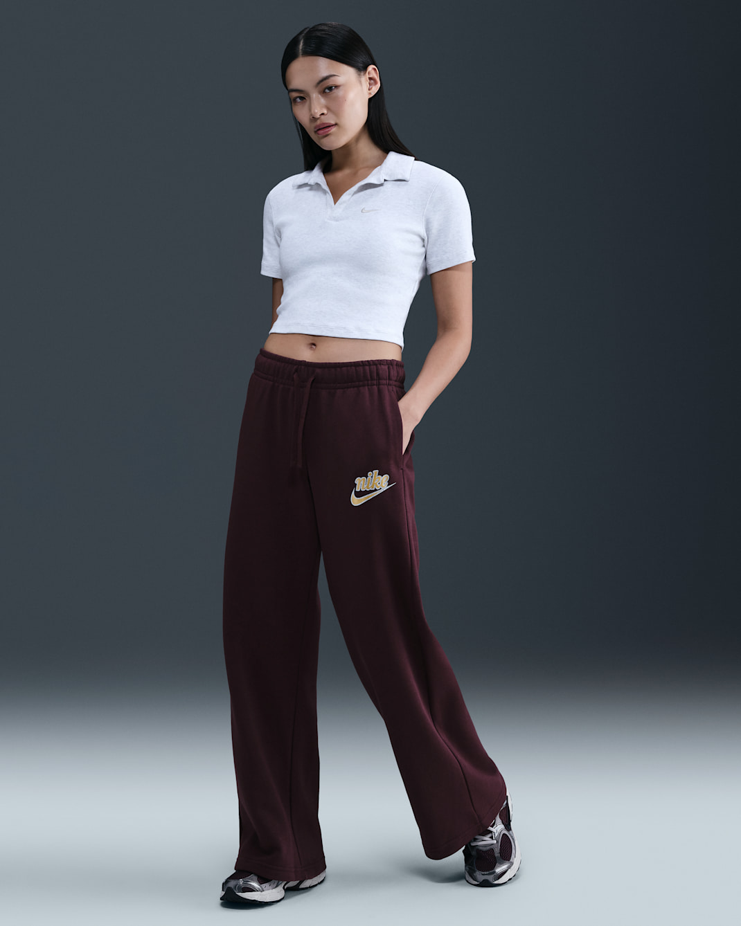 Nike Sportswear Club Fleece Women's Mid-Rise Wide-Leg Pants - Burgundy Crush/Metallic Gold