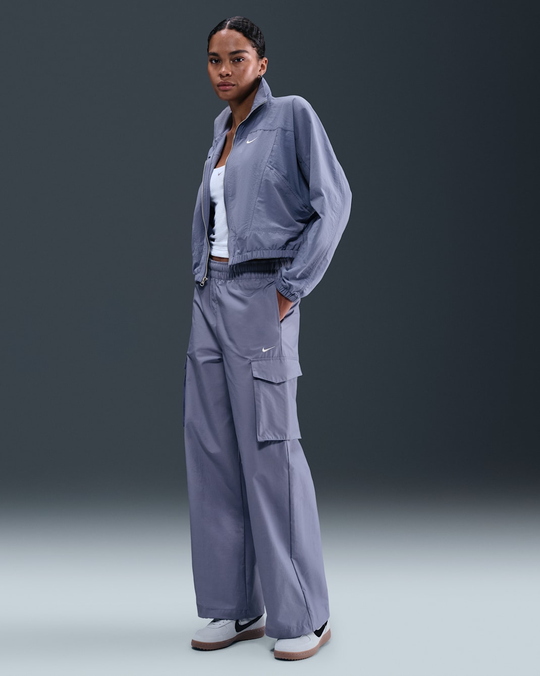 Pants cargo de tiro medio para mujer Nike Sportswear Everything Wovens - Índigo mundial/Vela