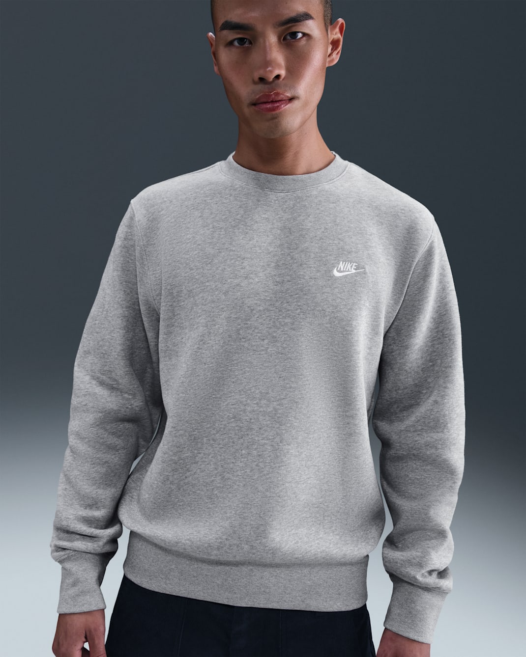 ナイキ スポーツウェア クラブ メンズ フリース クルーネック スウェットシャツ - ダークグレーヘザー/セイル