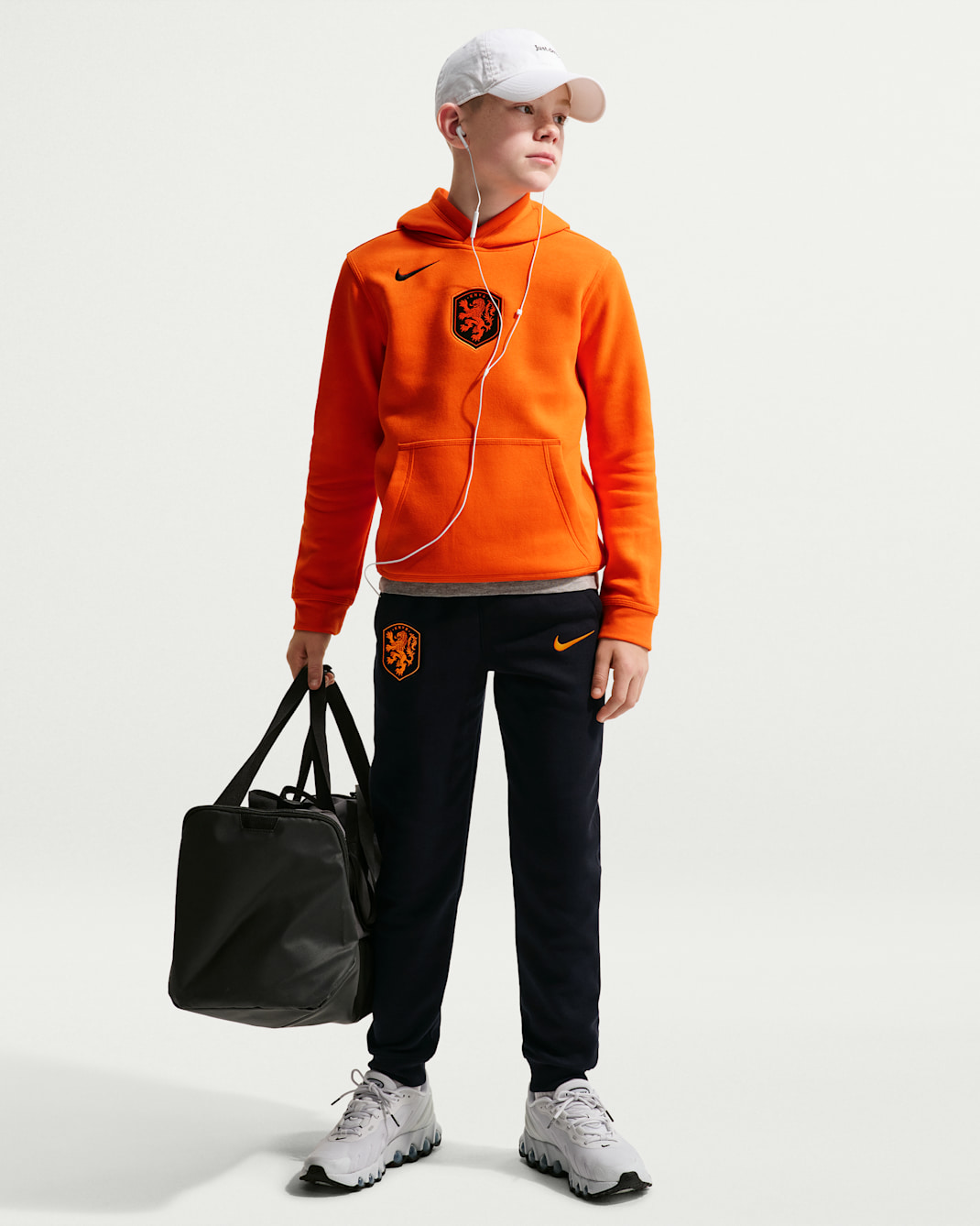 Netherlands Club Fleece Older Kids' (Boys') Nike Football Joggers - Black/Hyper Crimson