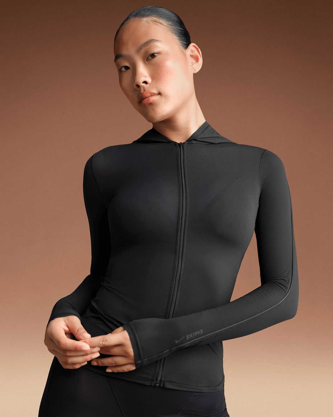 Sudadera con gorro y cierre completo para mujer NikeSKIMS Weightless Layers - NSKM OBSIDIAN