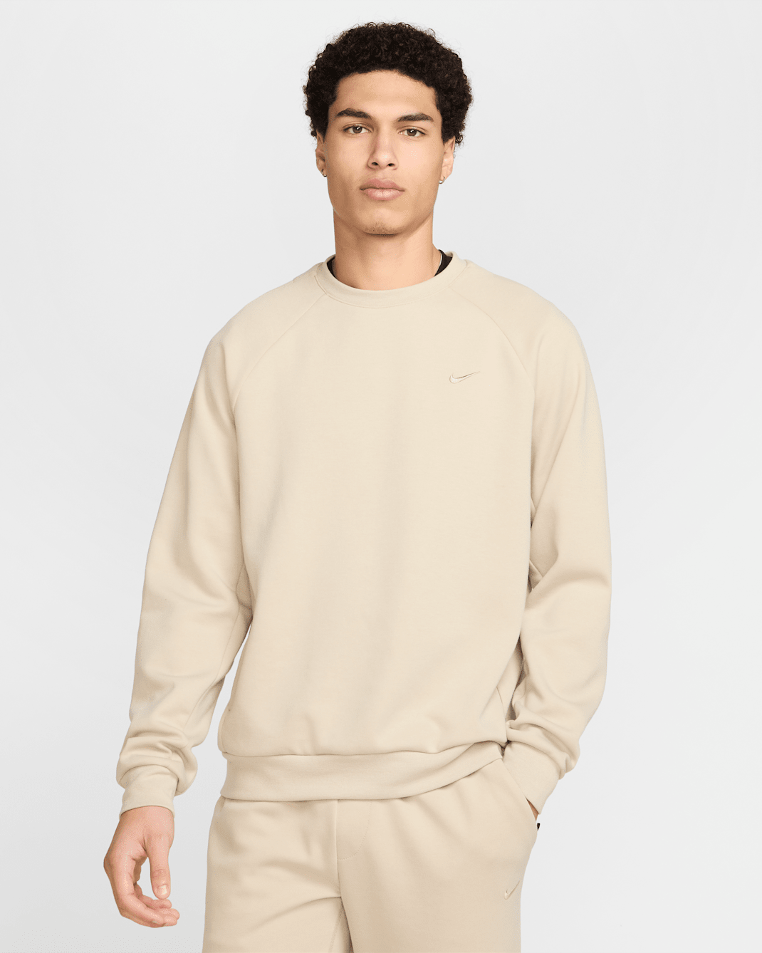 Sudadera de cuello redondo de alto rendimiento Dri-FIT con protección UV para hombre Nike Primary Fleece - Caqui desierto/Caqui desierto