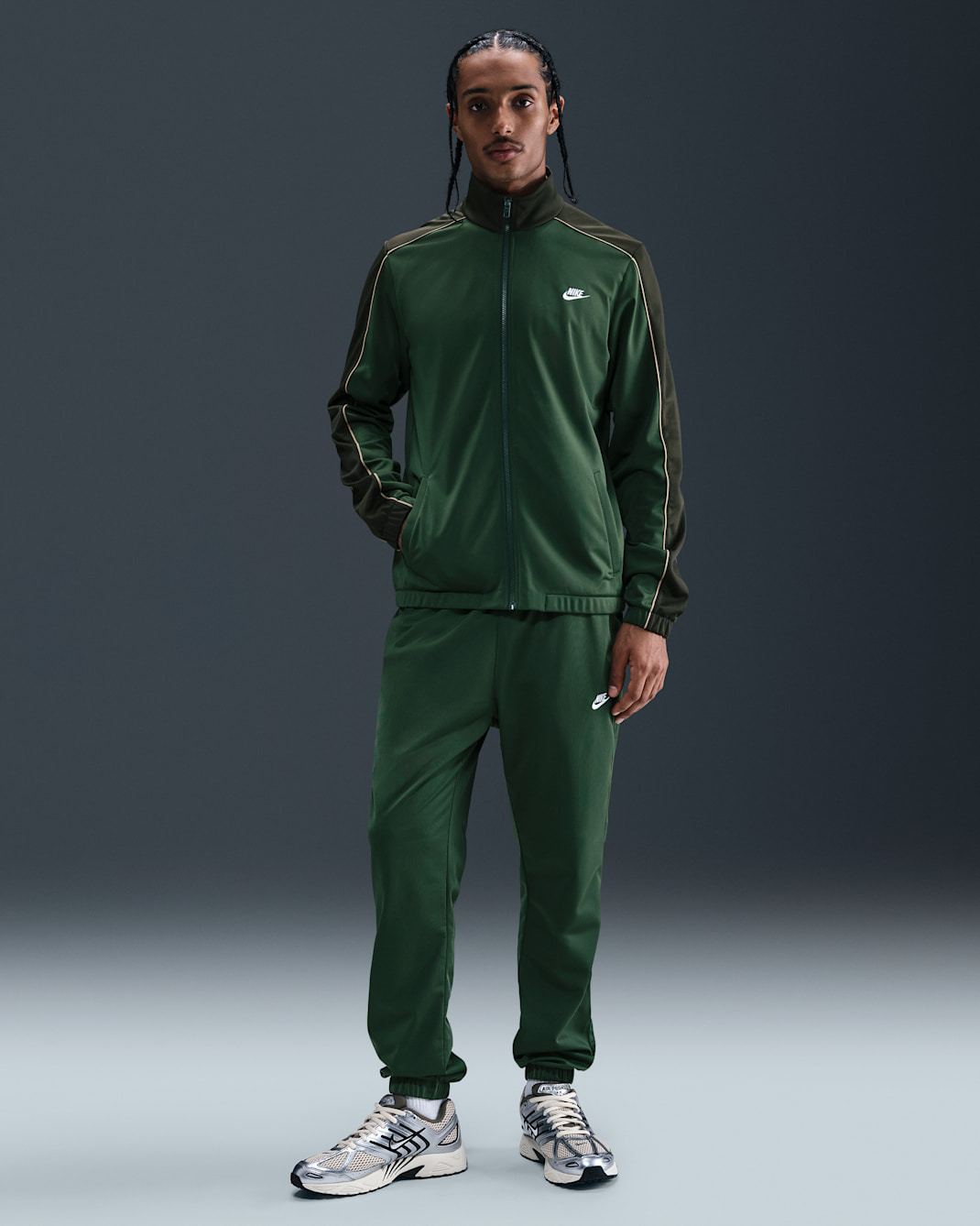 Conjunto deportivo de tejido Knit de poliéster para hombre Nike Sportswear Club - Abeto/Secuoya/Beige paracaídas/Blanco