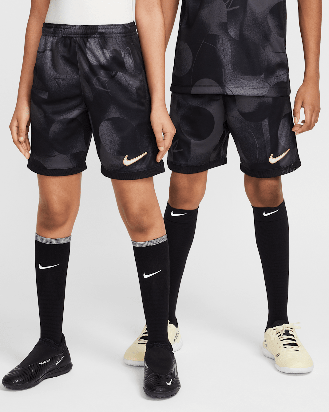 Shorts de fútbol Dri-FIT para niños talla grande Nike Academy+ - Gris oscuro/Negro/Antracita/Marfil pálido