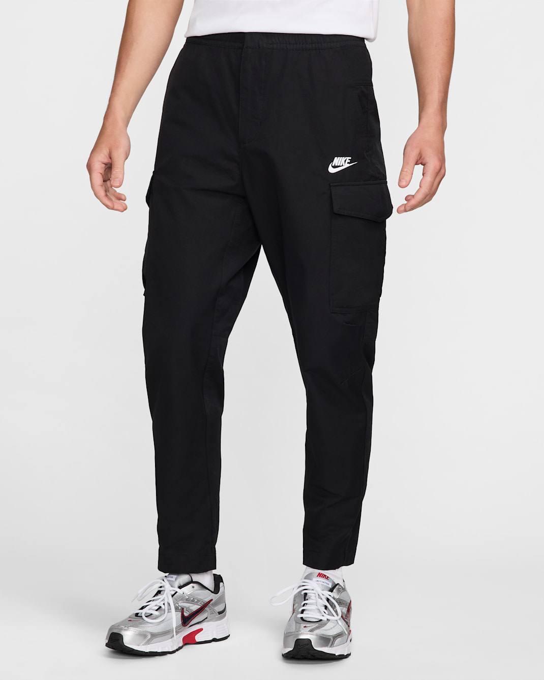 กางเกงขายาวทรงคาร์โก้อเนกประสงค์ไม่มีซับในผู้ชาย Nike Sportswear - ดำ/ขาว