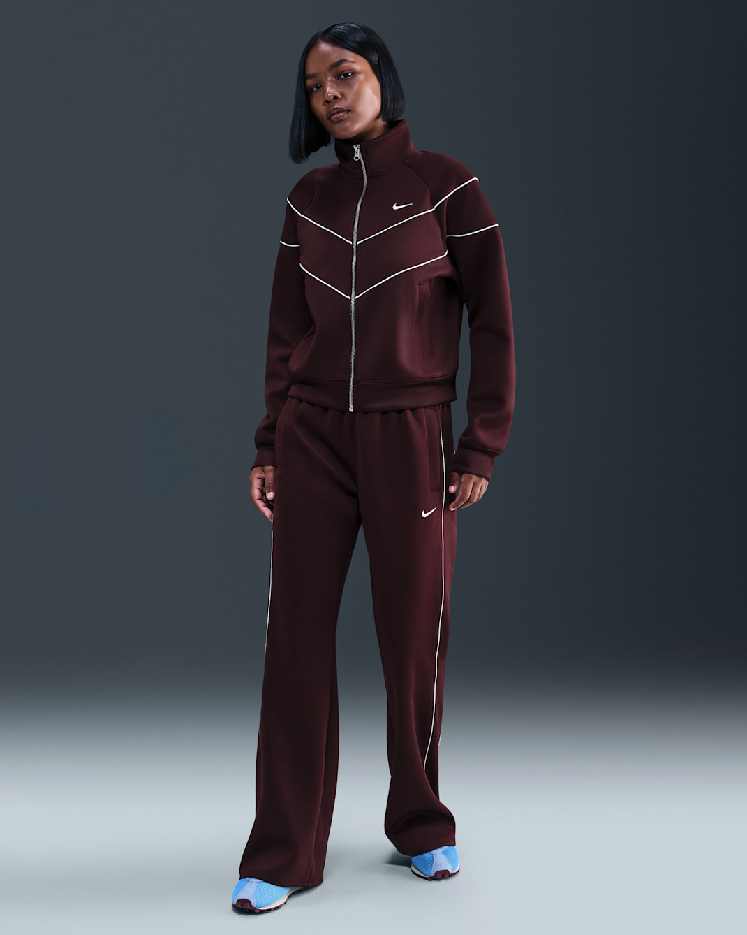 Nike Sportswear Windrunner strikket bukse med smal passform og mellomhøyt liv til dame - Burgundy Crush/Sail/Sail