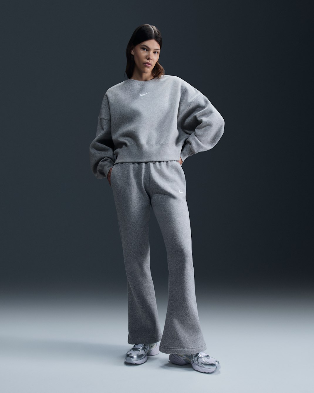 Γυναικείο φούτερ σε εξαιρετικά φαρδιά γραμμή με λαιμόκοψη crew Nike Sportswear Phoenix Fleece - Dark Grey Heather/Sail