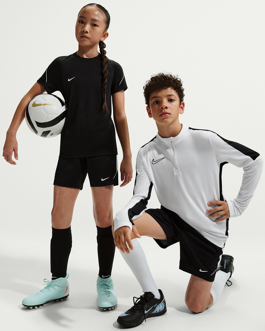 Nike Strike Dri-FIT Fußballshorts (ältere Kinder) - Schwarz/Weiß/Weiß/Weiß