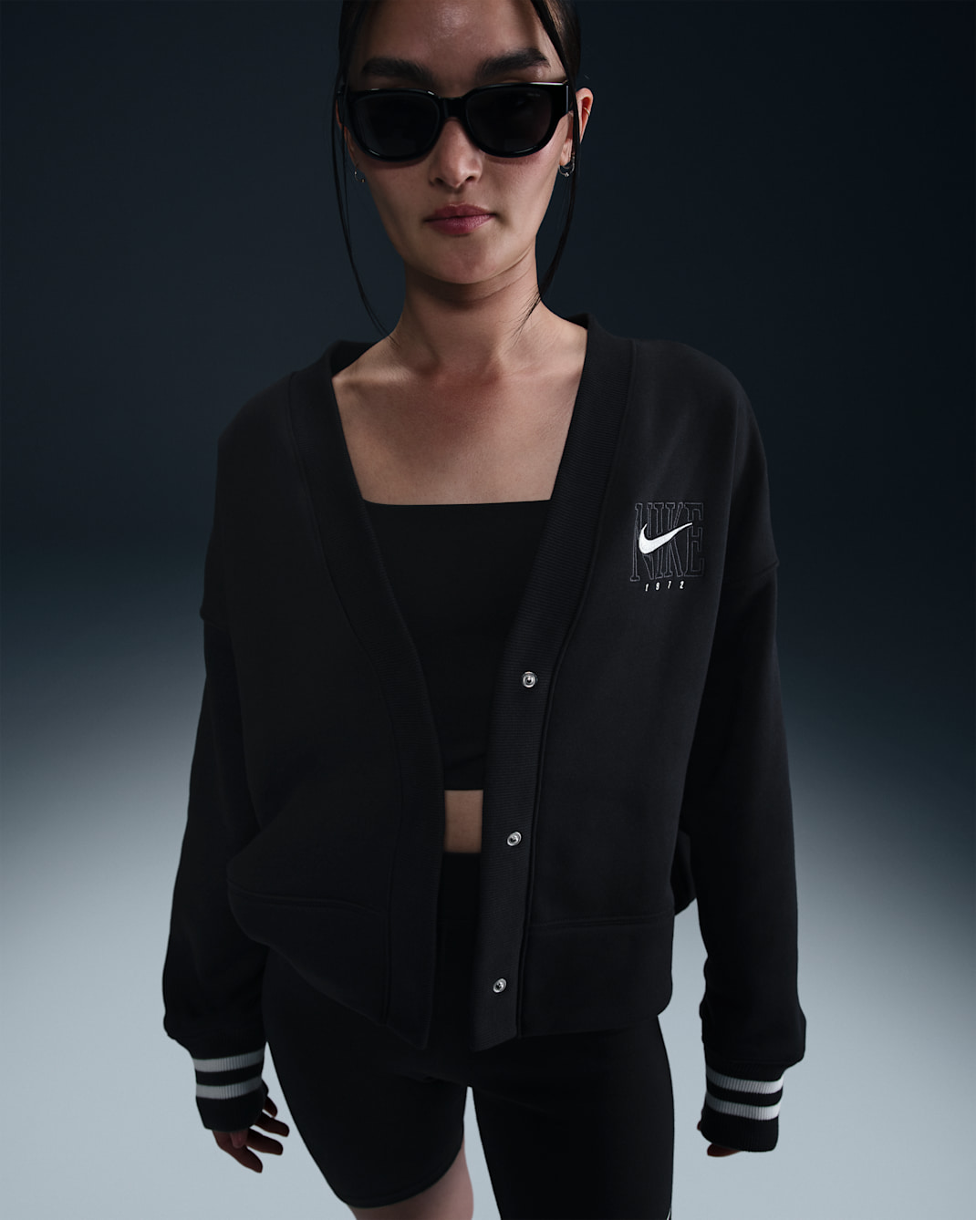 เสื้อคาร์ดิแกนลายกราฟิกขนาดโอเวอร์-โอเวอร์ไซส์ผู้หญิง Nike Sportswear Phoenix Fleece - ดำ