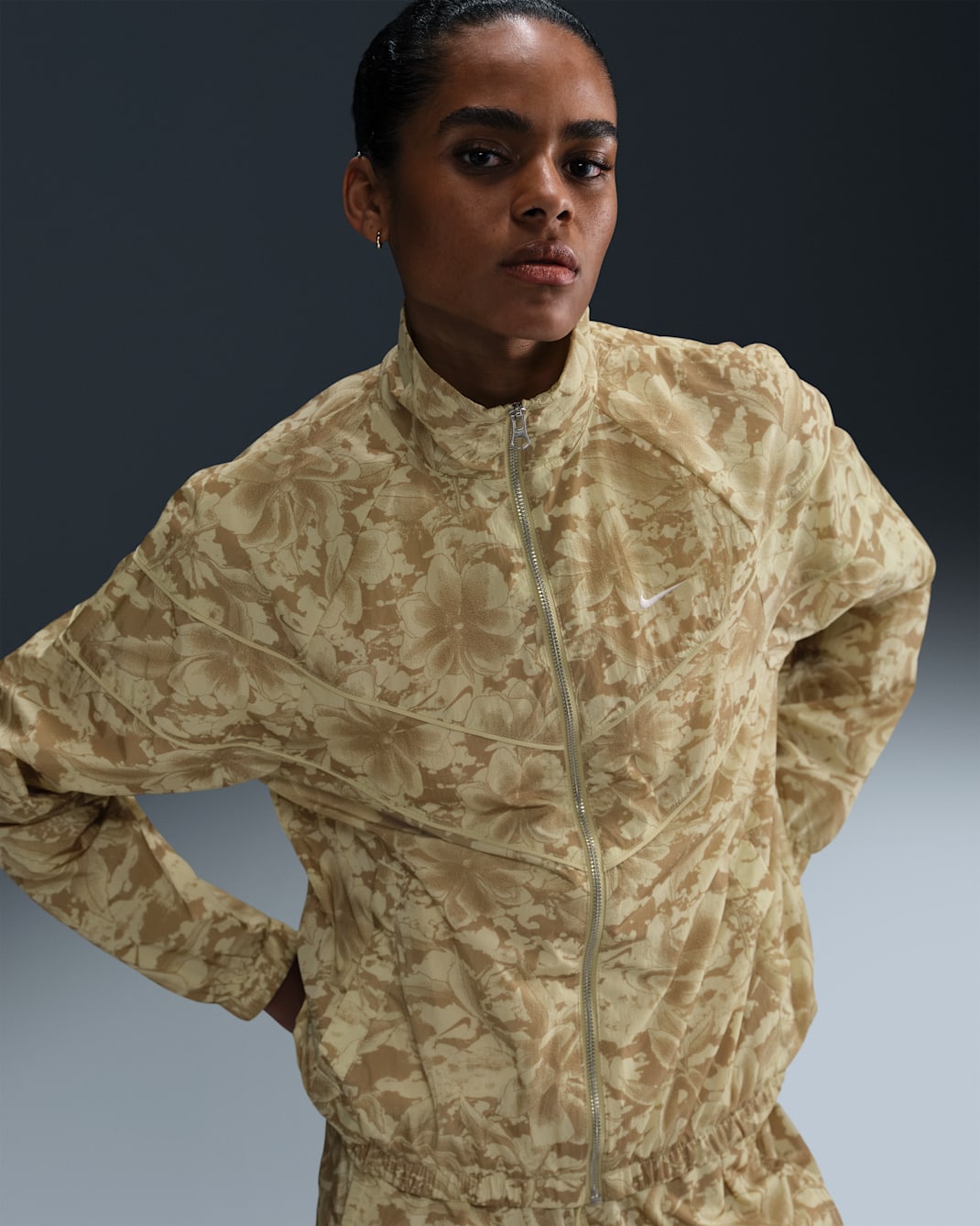 Chamarra de tejido Woven estampada y holgada de cierre completo y protección contra los rayos UV para mujer Nike Sportswear Windrunner - Oro team