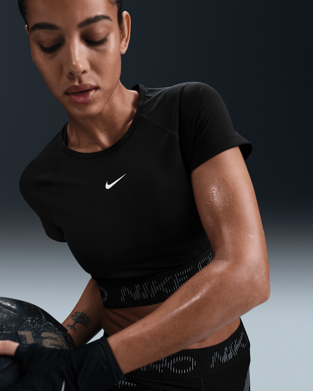 Nike Pro Women's Dri-FIT Short-Sleeve Cropped Graphic Top - Black/Cool Grey/White/White