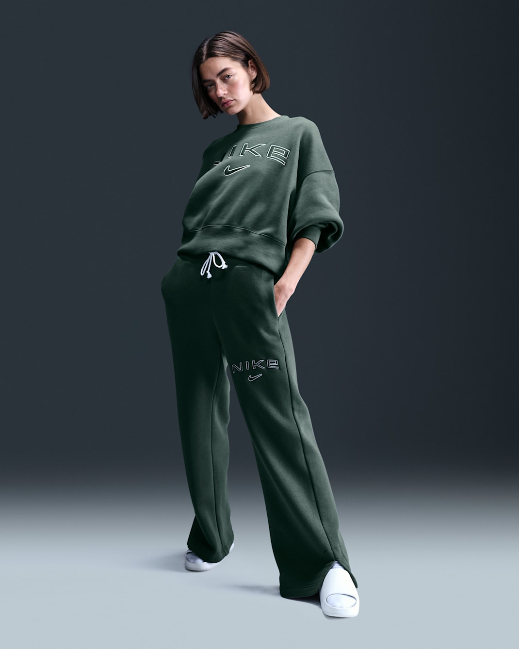 Pants con logotipo de piernas anchas y tiro alto para mujer Nike Sportswear Phoenix Fleece - Verde vintage