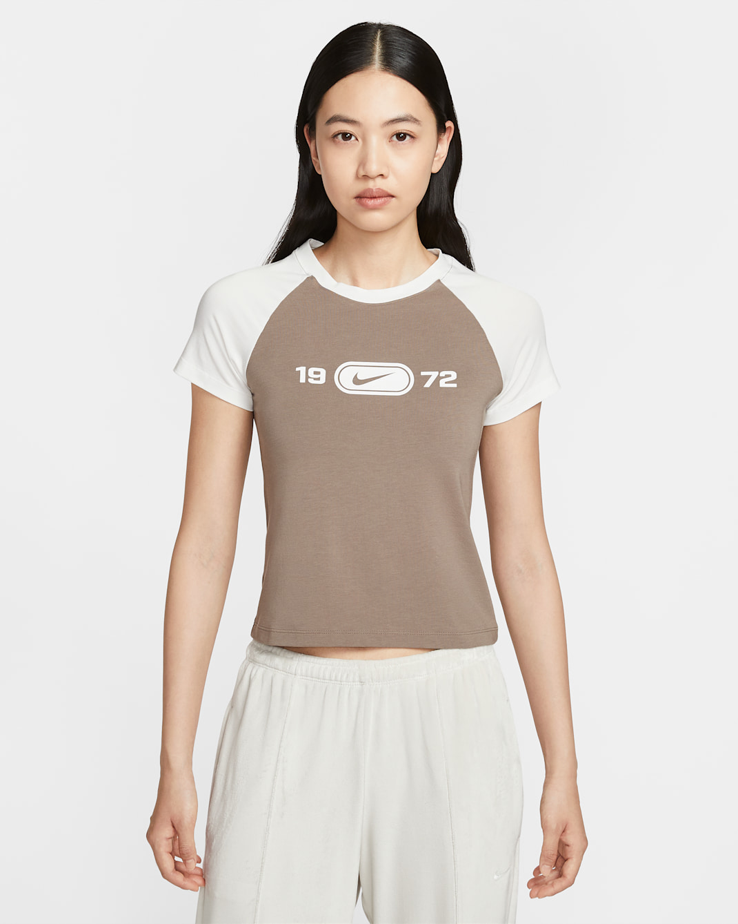 ナイキ スポーツウェア チル ニット ウィメンズ スリム グラフィック Tシャツ - セイル/ミンクブラウン