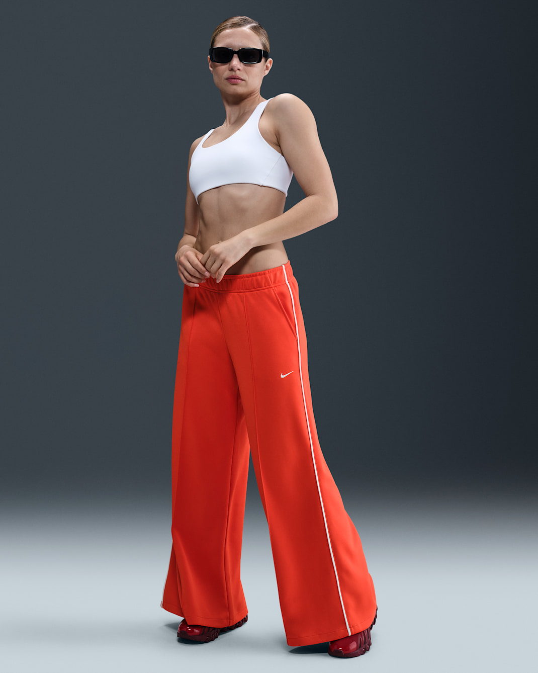 Nike Sportswear Trainingshose mit mittelhohem Bund und weitem Bein (Damen) - Picante Red/Sail/Sail
