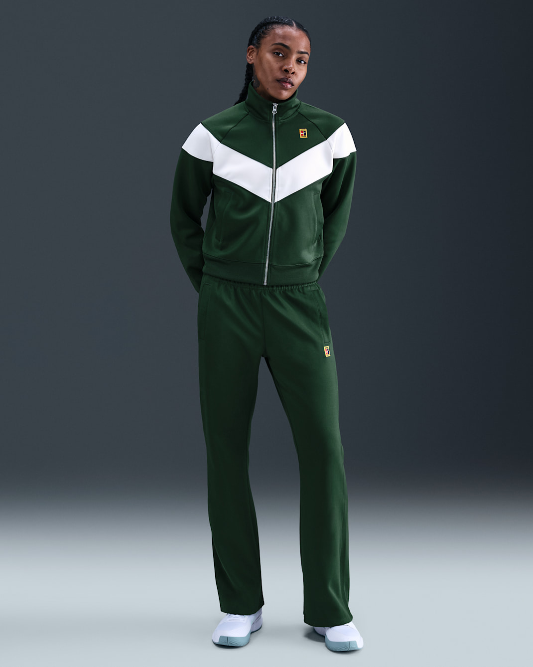 NikeCourt Heritage Windrunner Tennishose mit mittelhohem Bund (Damen) - Fir