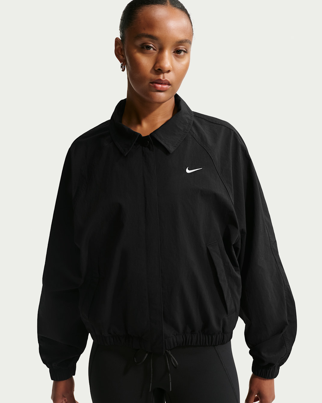 Coachjacka Nike Sportswear i oversize-modell för kvinnor - Svart/Sail