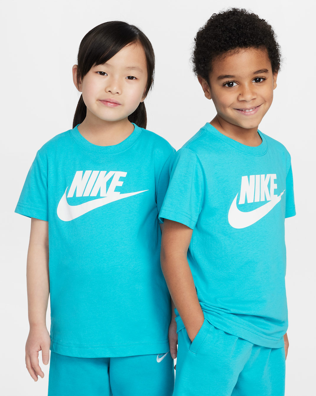 Playera Evergreen para niños talla pequeña Nike Futura - Cactus empolvado