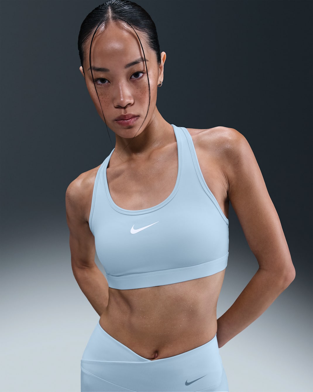 Nike Swoosh 中度支撐型女款襯墊運動內衣 - Celestine Blue/白色